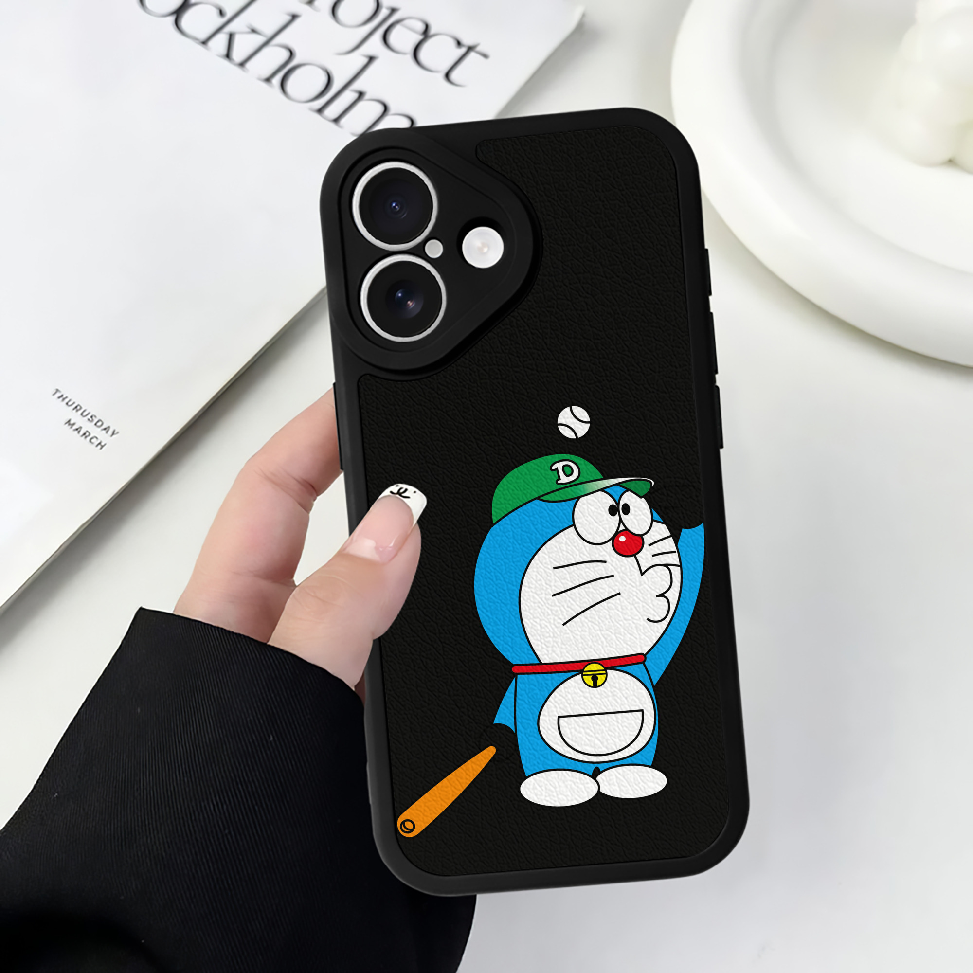 （画像用） ドラえもん Doraemon 【iPhone 16シリーズ対応】シリコンスマホケース（レザー調） 材質：シリコン